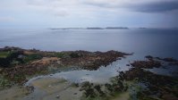 Tregastell, au loin: les Sept Iles