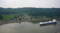 Cargo descendant la Seine à Villequier, Seine Maritime